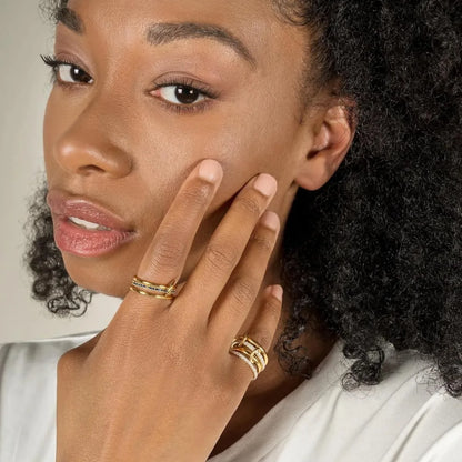 Um nicho de duas cores com quatro anéis de cobre, hipoalergênico, estilo ins, artefato de empilhamento, adequado para mulheres jovens